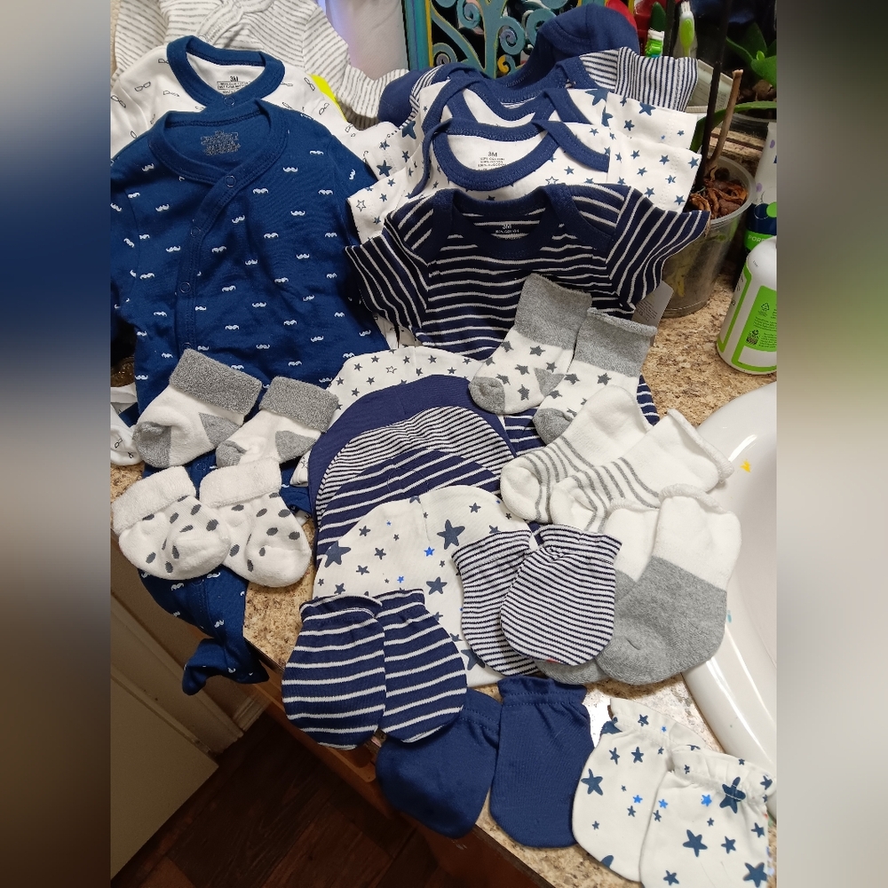3/3 mo feetie pjs 5 onsies 5 mittens 5 hats and 5 socks